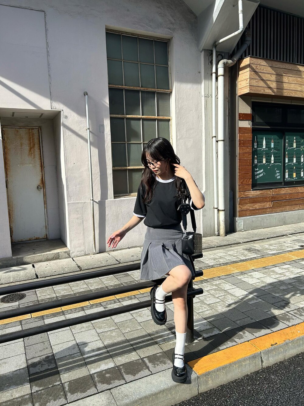 ブラック系のTシャツ/カットソーを着用したレディースの秋コーディネートの3枚目の写真