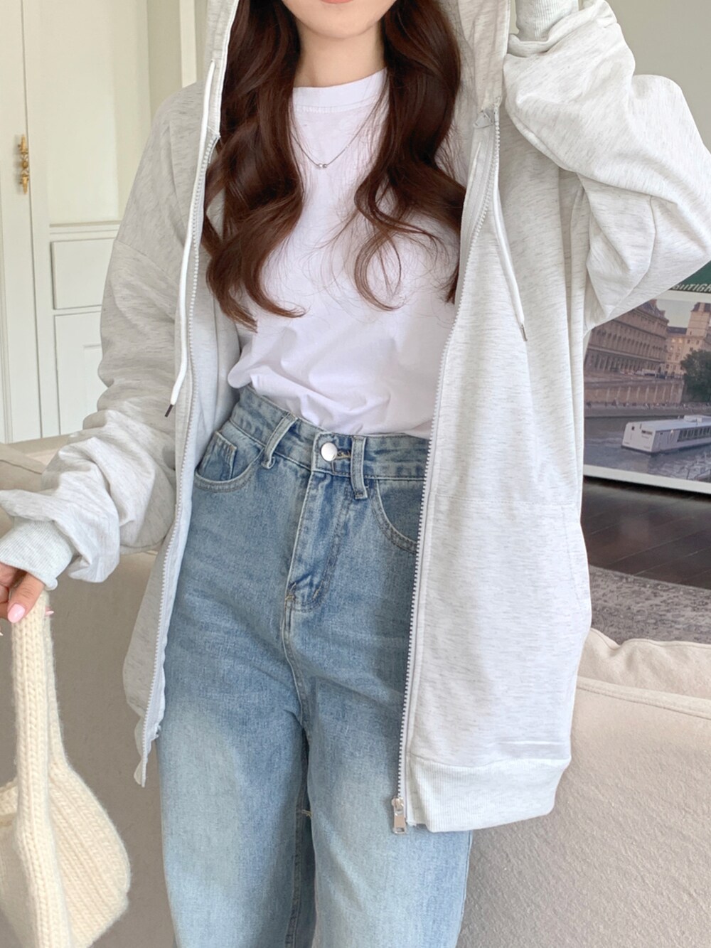 ベージュ系のパーカーを着用したレディースの秋コーディネートの2枚目の写真