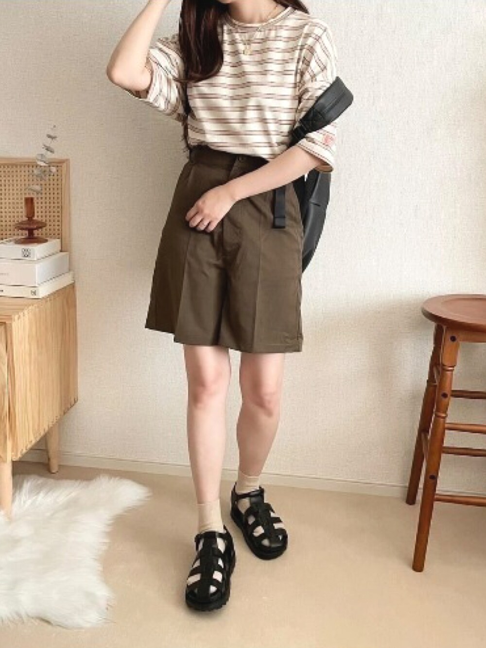 ブラック系のバックパック/リュックを着用したレディースの夏コーディネートの2枚目の写真