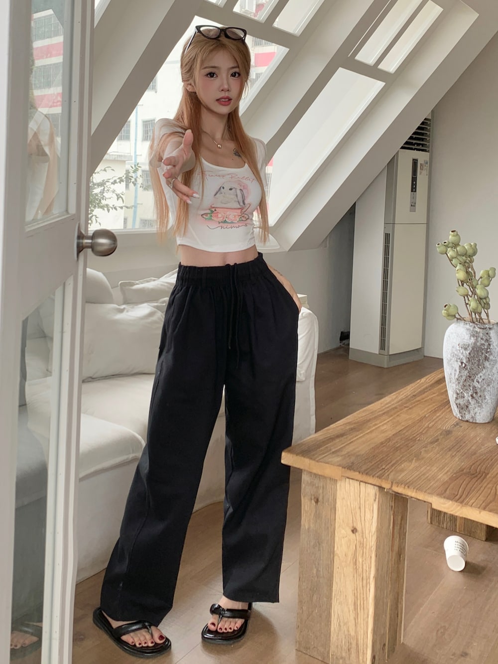 ブラック系のスラックスを着用したレディースの春コーディネートの4枚目の写真