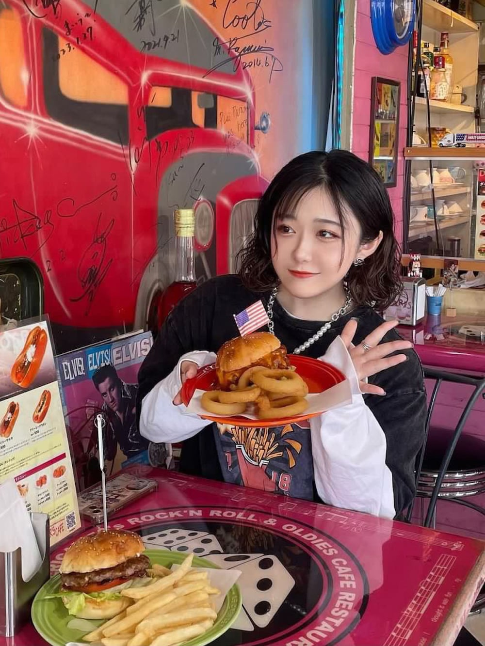 グレー系のTシャツ/カットソーを着用したレディースの春コーディネートの5枚目の写真