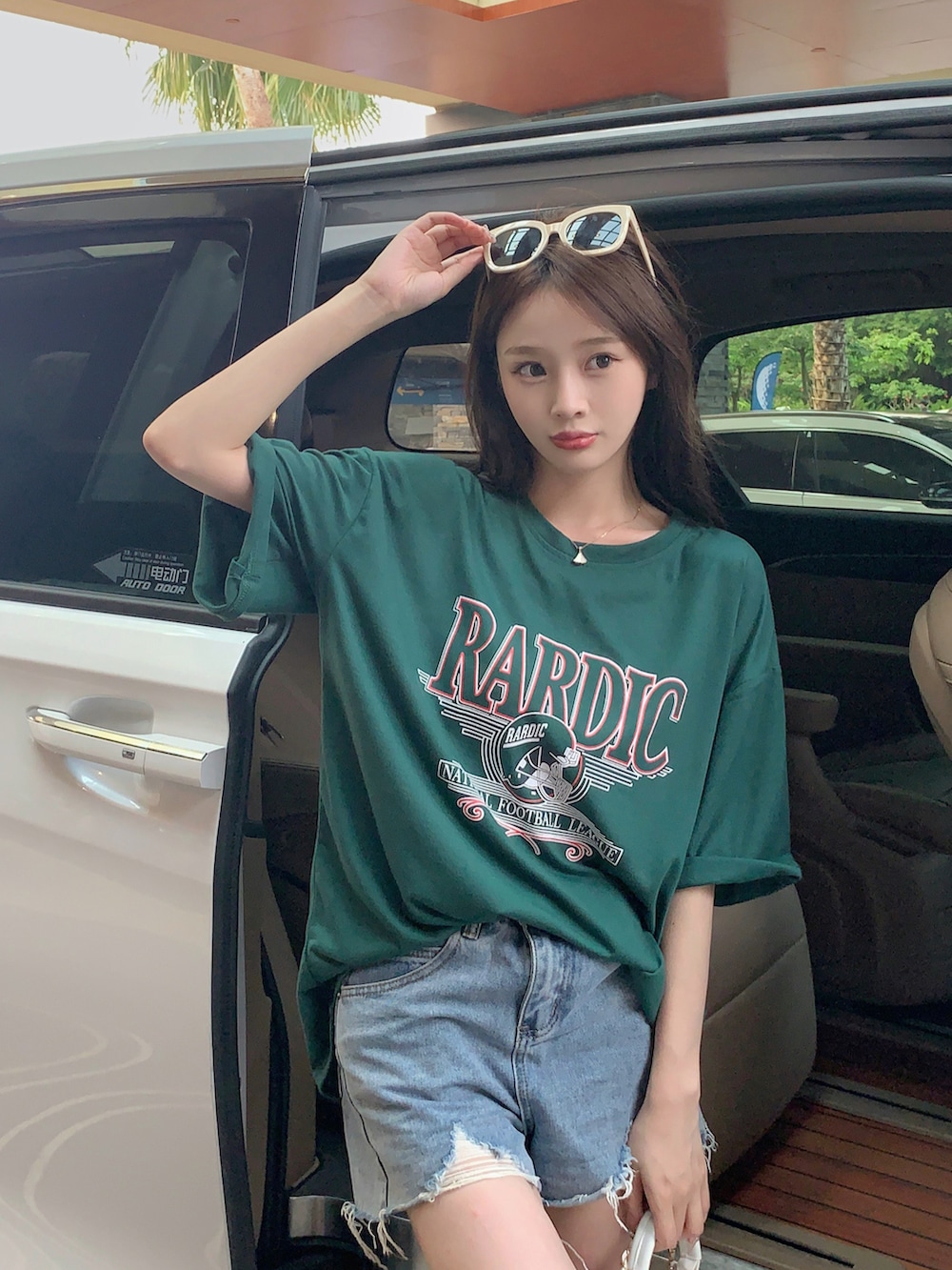 グリーン系のTシャツ/カットソーを着用したレディースの春コーディネートの5枚目の写真