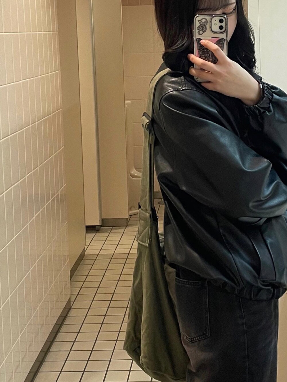 グリーン系のショルダーバッグを着用したレディースの春コーディネートの2枚目の写真