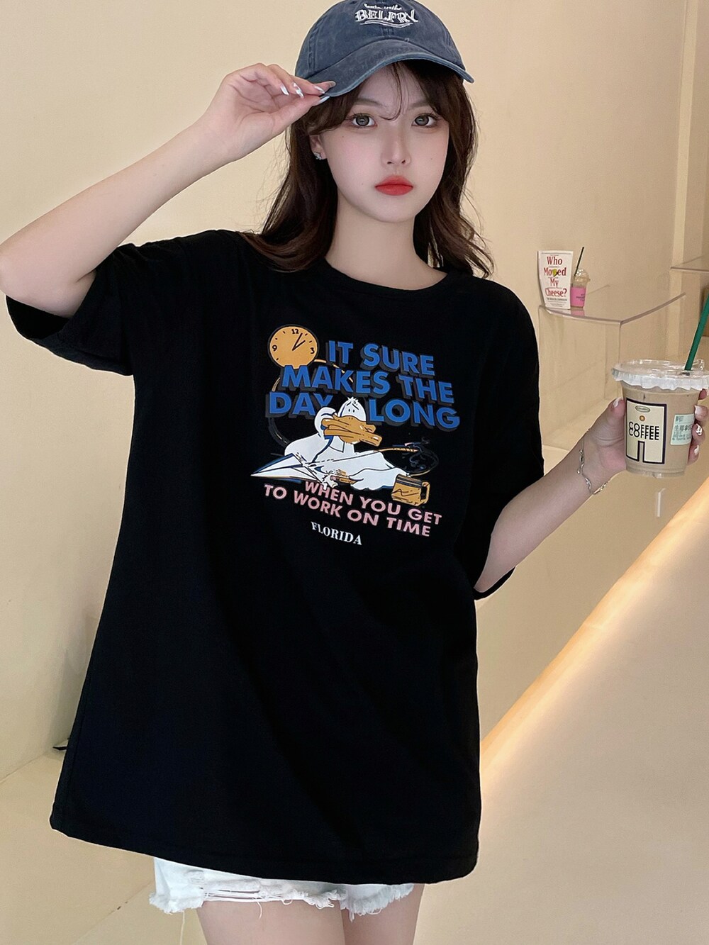 ブラック系のTシャツ/カットソーを着用したメンズの春コーディネートの2枚目の写真