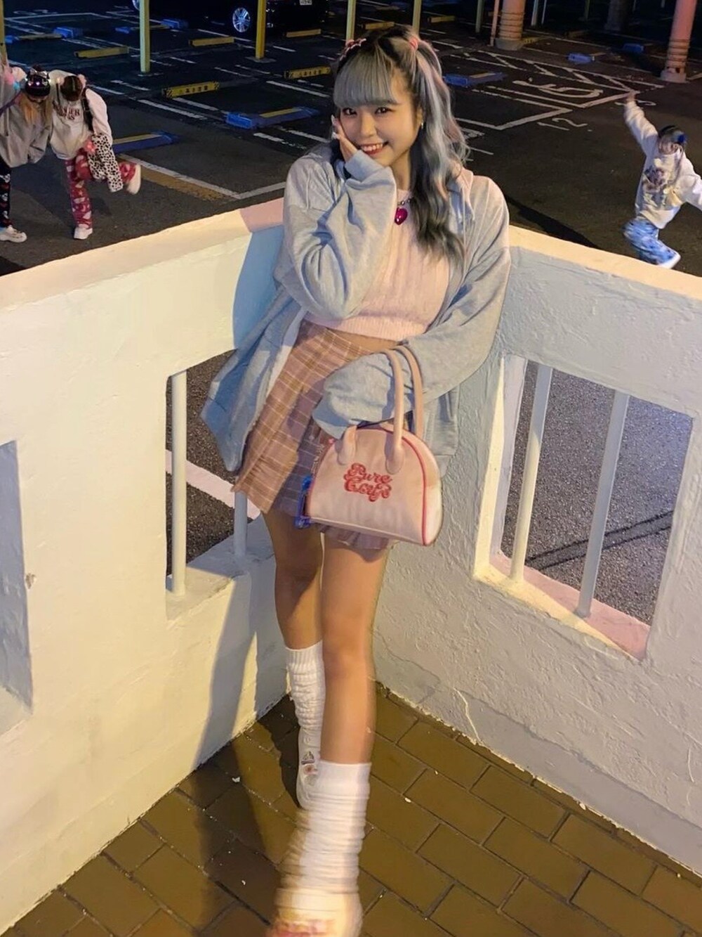 グレー系のパーカーを着用したレディースの春コーディネートの2枚目の写真