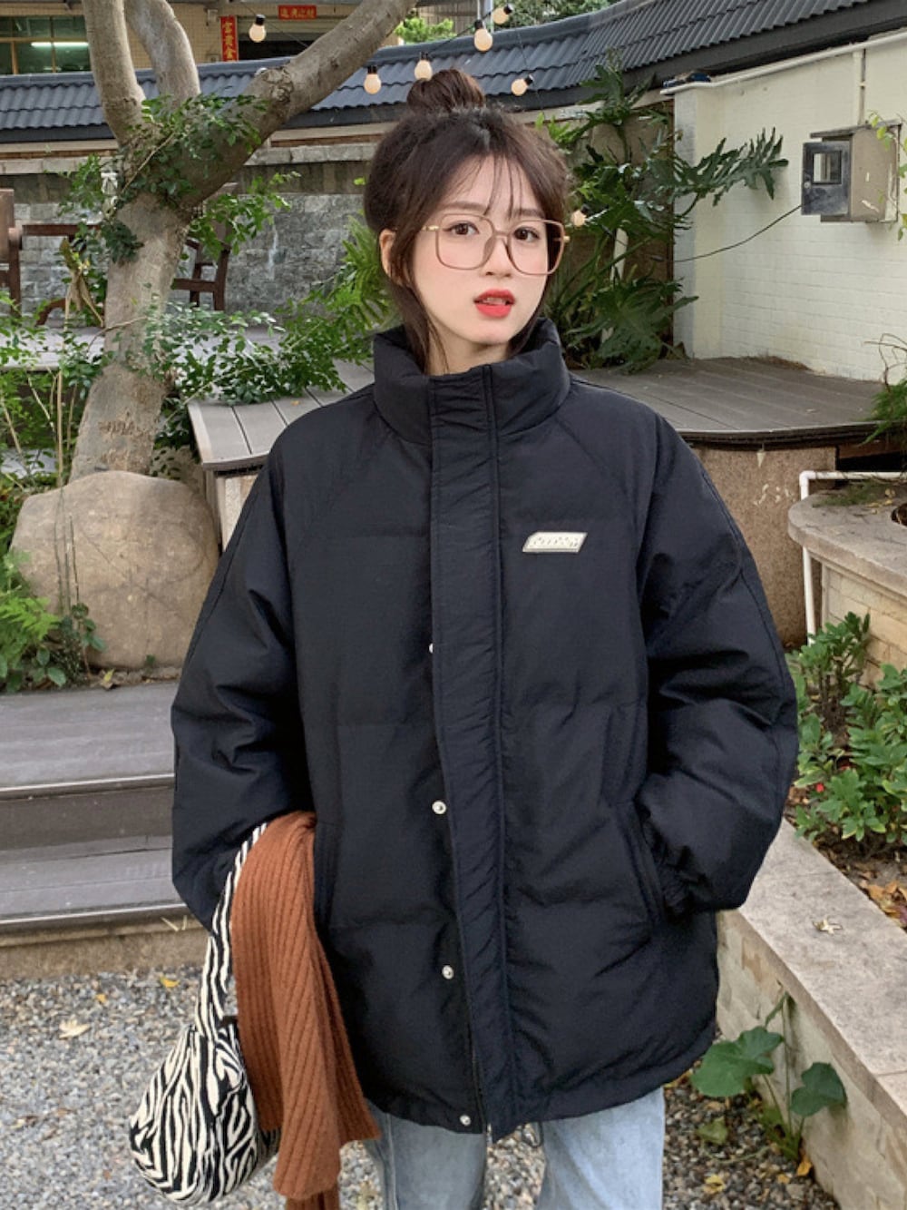 ブラック系のダウンジャケット/コートを着用したレディースの冬コーディネートの3枚目の写真