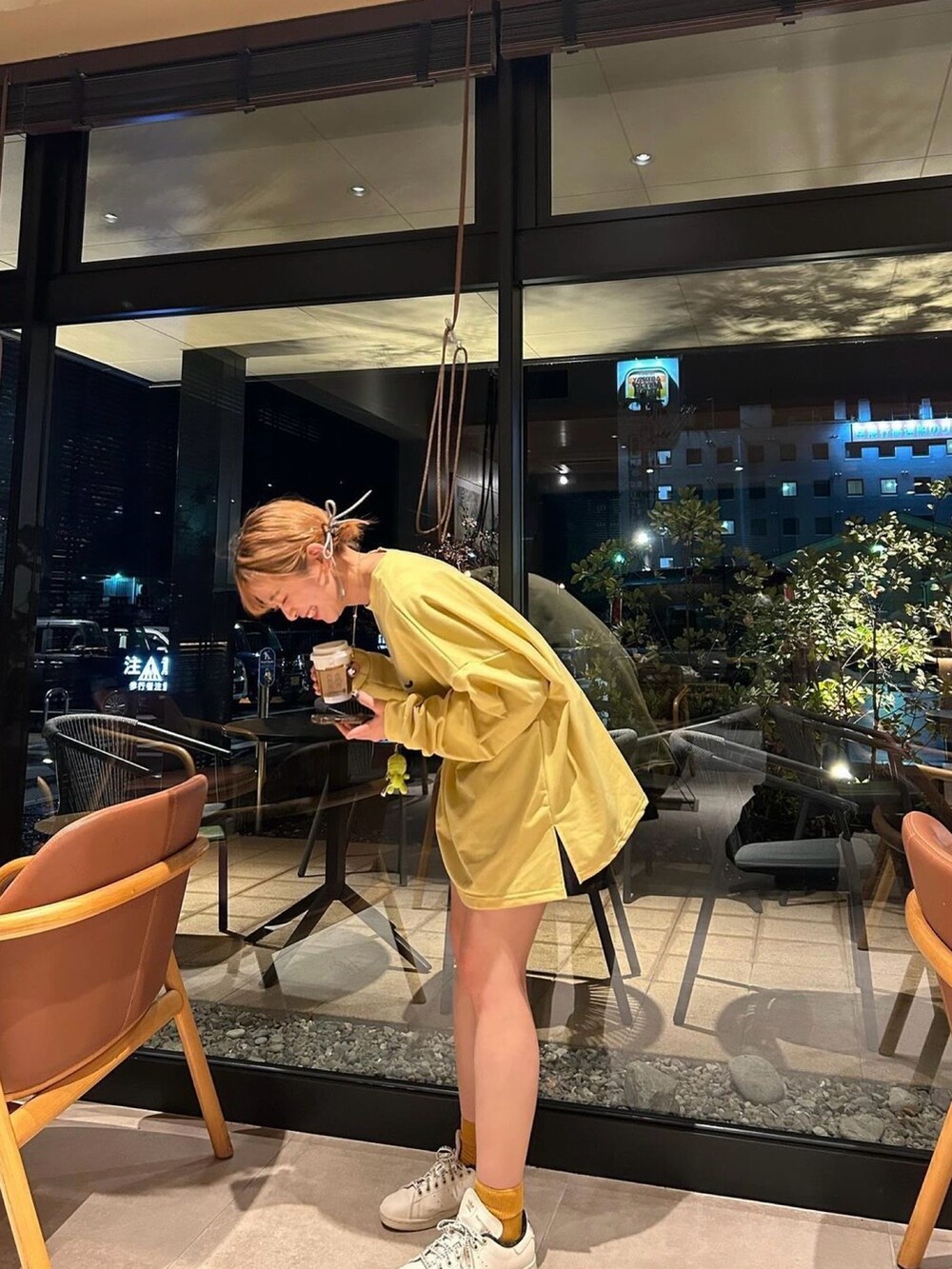 イエロー系のスウェットを着用したレディースの冬コーディネートの4枚目の写真