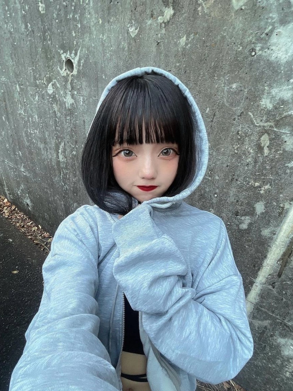 グレー系のパーカーを着用したレディースの冬コーディネートの5枚目の写真