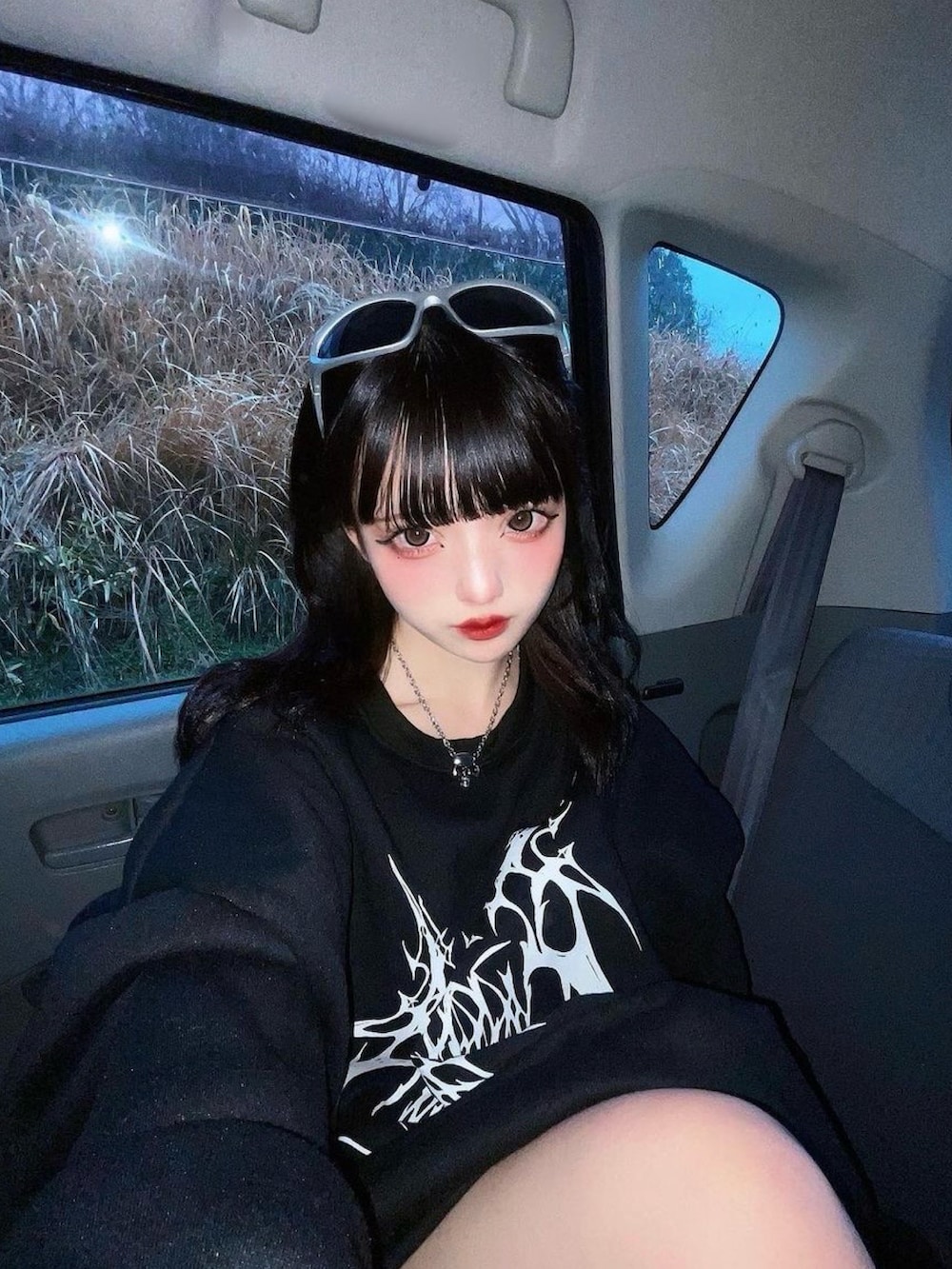 ブラック系のスウェットを着用したレディースの春コーディネートの2枚目の写真