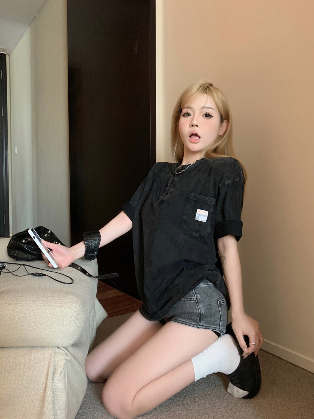 ブラック系のTシャツ/カットソーを着用したレディースの夏コーディネートの4枚目の写真