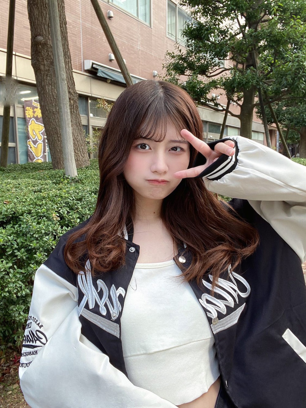 ブラック系のスタジャン、ブラック系のデニムパンツを着用したレディースの春コーディネートの2枚目の写真