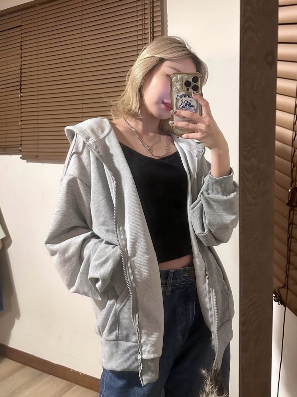 グレー系のパーカーを着用したレディースの春コーディネートの2枚目の写真