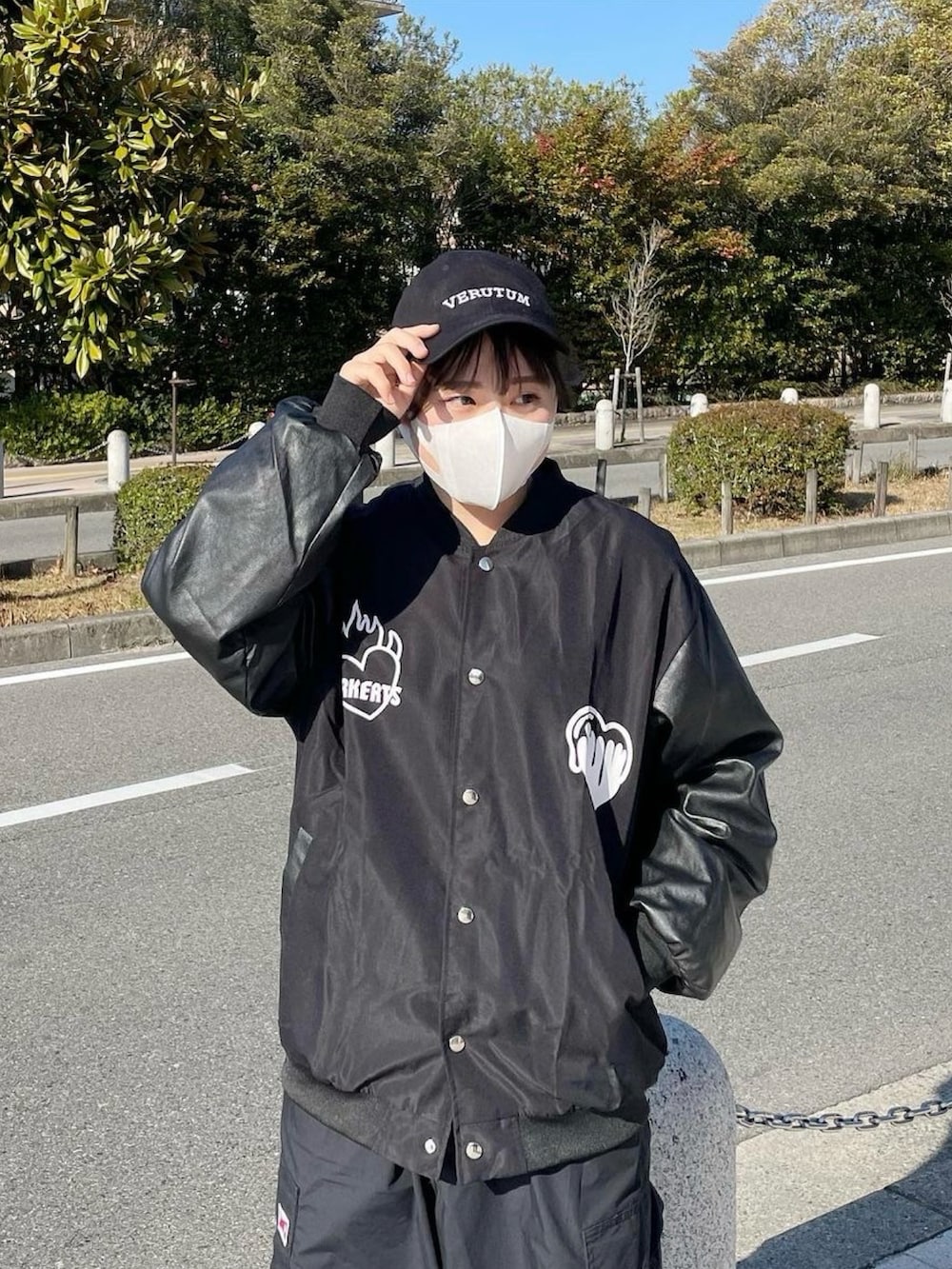 ブラック系のスタジャンを着用したレディースの春コーディネートの2枚目の写真