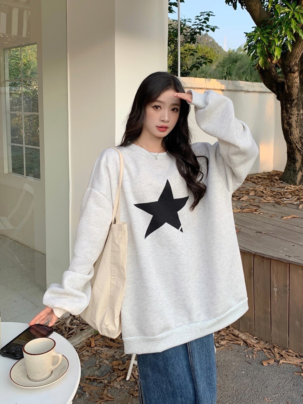 グレー系のスウェットを着用したレディースの秋コーディネートの2枚目の写真