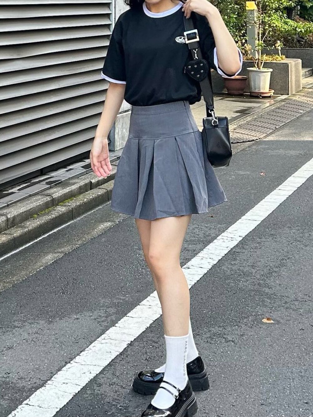 ブラック系のTシャツ/カットソーを着用したレディースの秋コーディネートの4枚目の写真