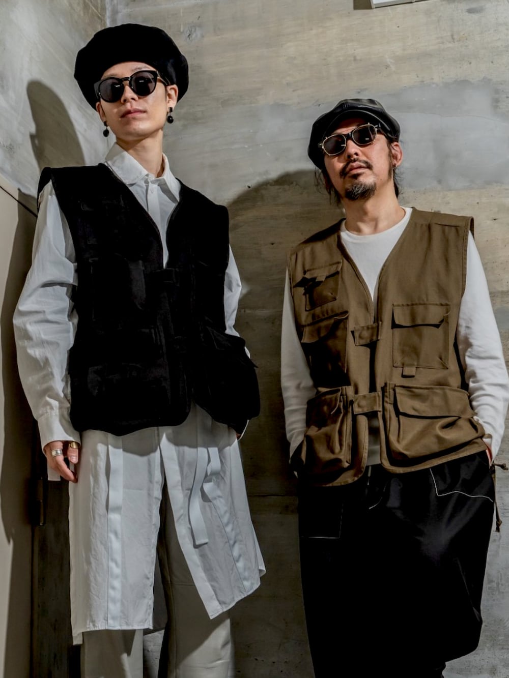 ブラック系のベスト、グリーン系のベスト、ブラック系のベストを着用したメンズの春コーディネートの3枚目の写真