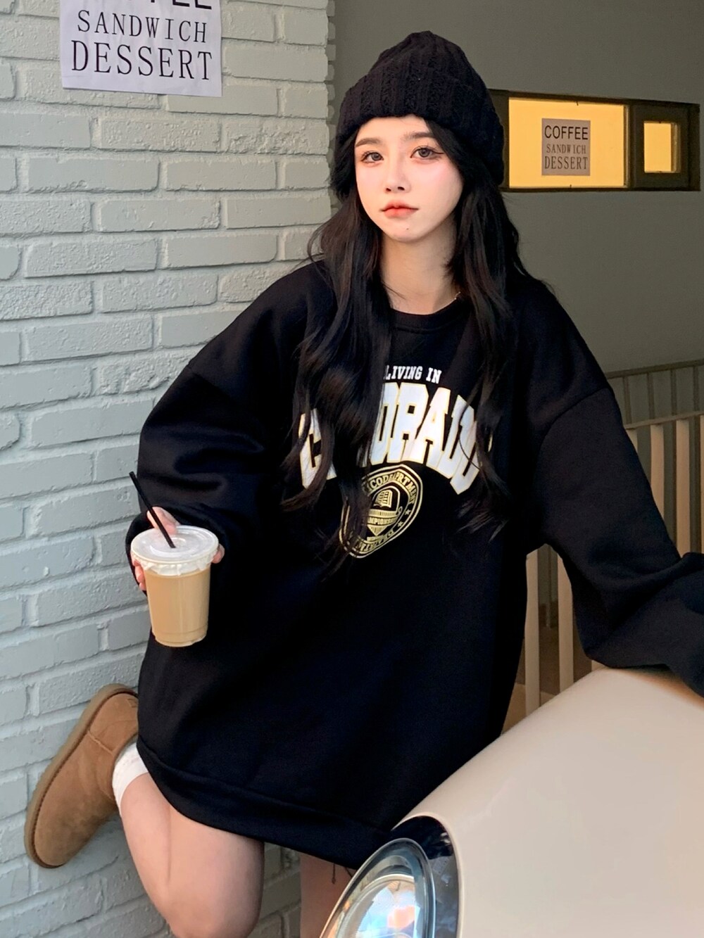 ブラック系のスウェットを着用したメンズの冬コーディネートの2枚目の写真