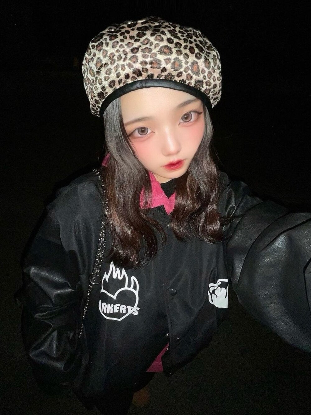 ブラック系のスタジャンを着用したレディースの春コーディネートの4枚目の写真