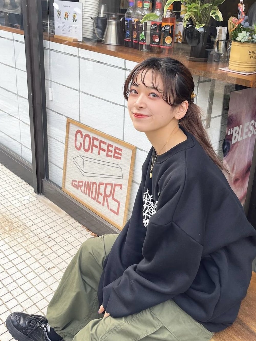 ブラック系のスウェットを着用したレディースの冬コーディネートの2枚目の写真