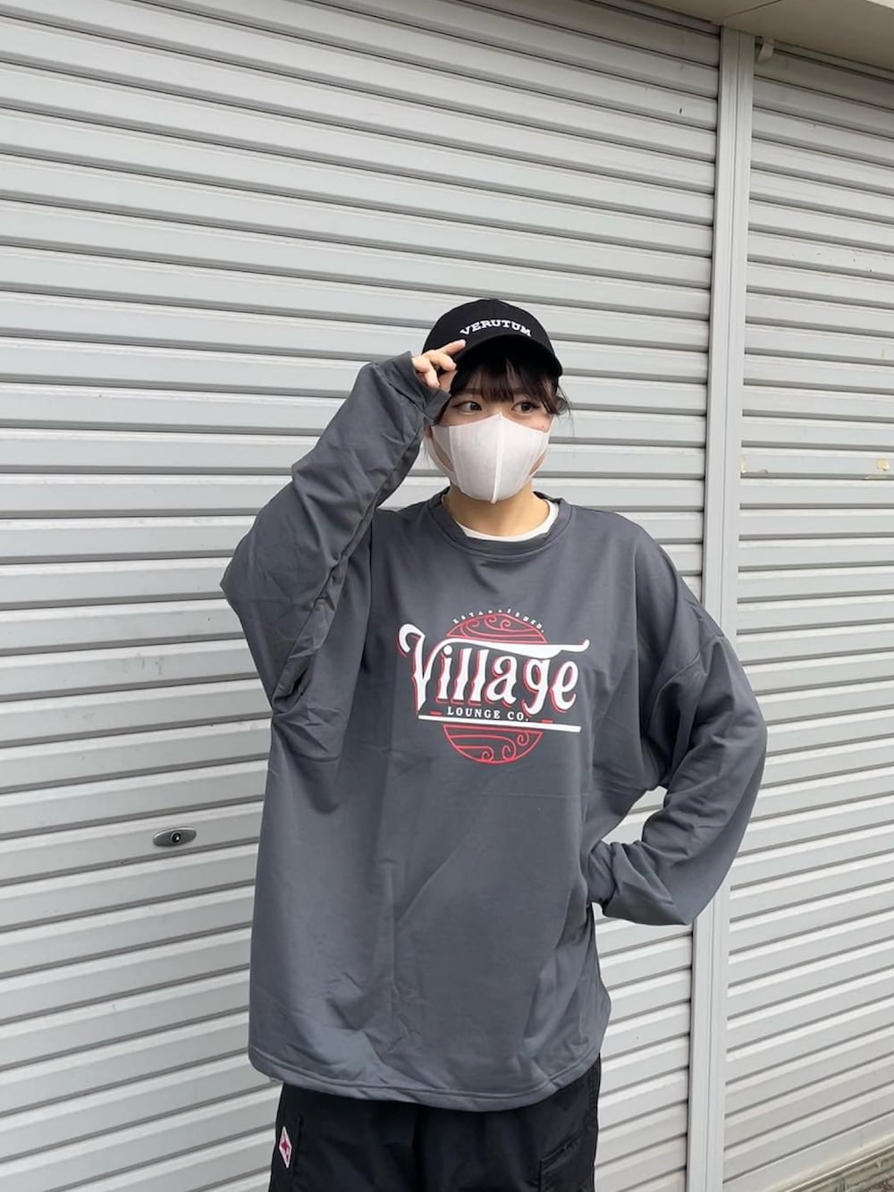 グレー系のスウェットを着用したレディースの冬コーディネートの4枚目の写真