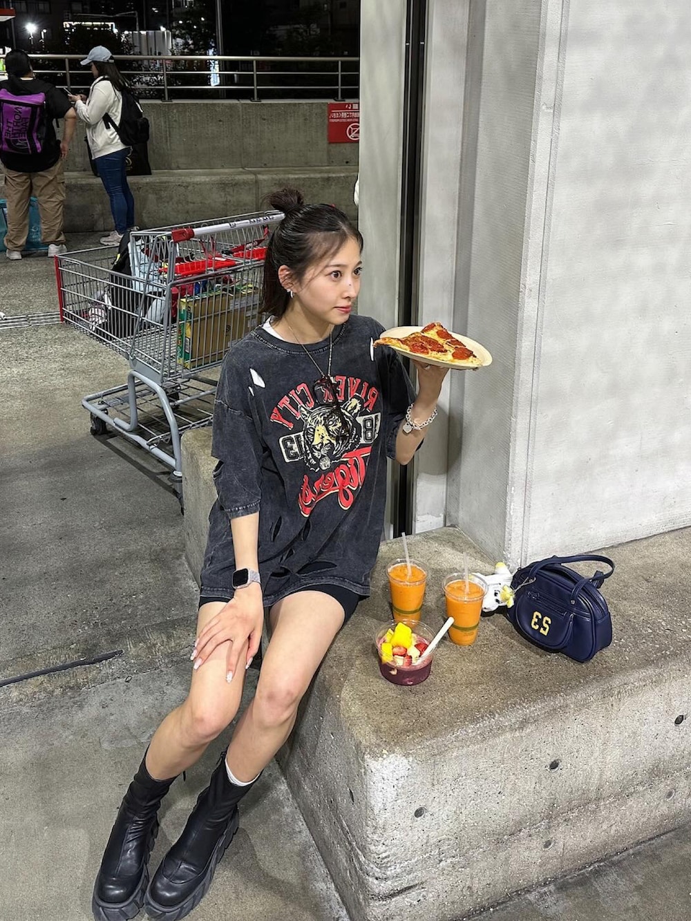 ブラック系のTシャツ/カットソーを着用したレディースの夏コーディネートの2枚目の写真