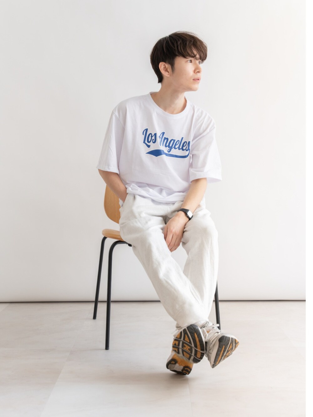 ブラック系のTシャツ/カットソーを着用したメンズの春コーディネートの5枚目の写真