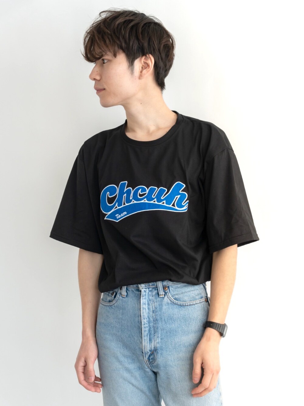 ホワイト系のTシャツ/カットソーを着用したメンズの春コーディネートの4枚目の写真