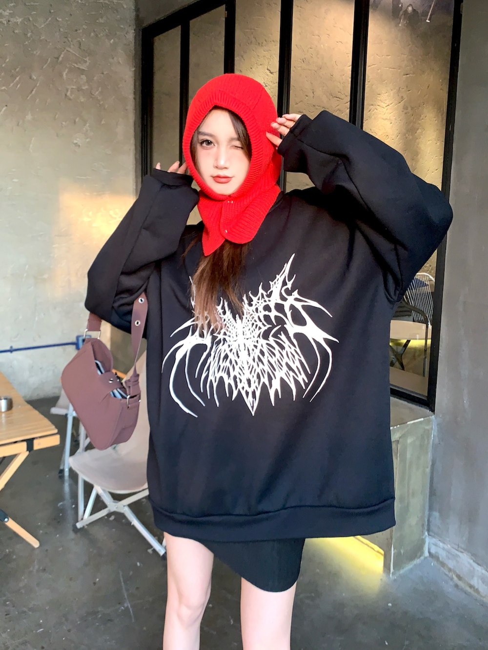 ブラック系のスウェットを着用したレディースの秋コーディネートの3枚目の写真