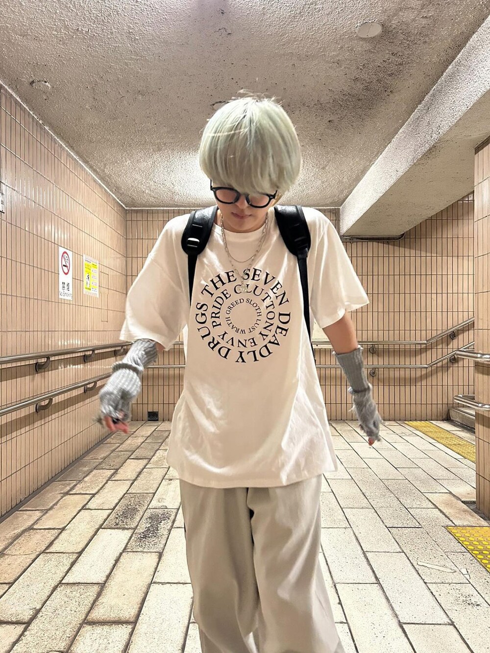 ホワイト系のTシャツ/カットソーを着用したレディースの春コーディネートの2枚目の写真