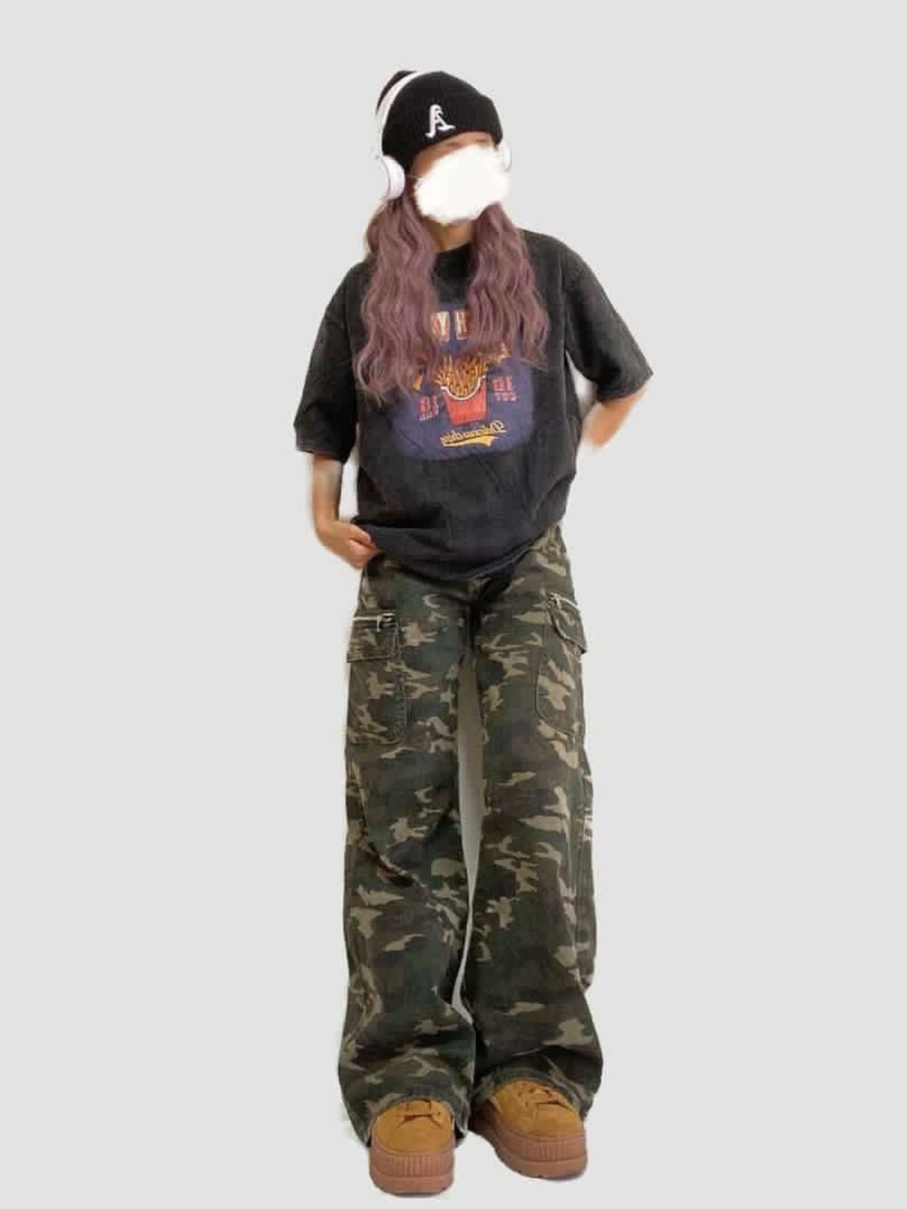 グレー系のTシャツ/カットソーを着用したレディースの春コーディネートの4枚目の写真