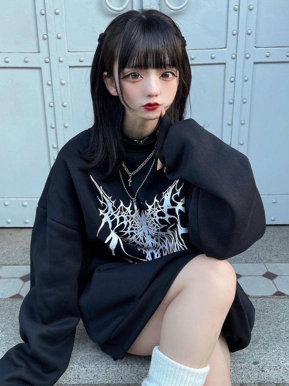 ブラック系のスウェットを着用したレディースの冬コーディネートの5枚目の写真