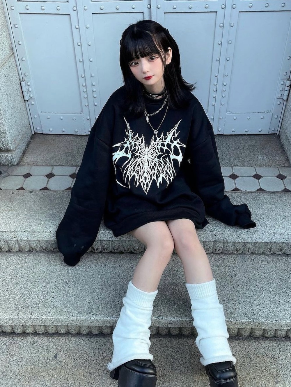 ブラック系のスウェットを着用したレディースの冬コーディネートの2枚目の写真