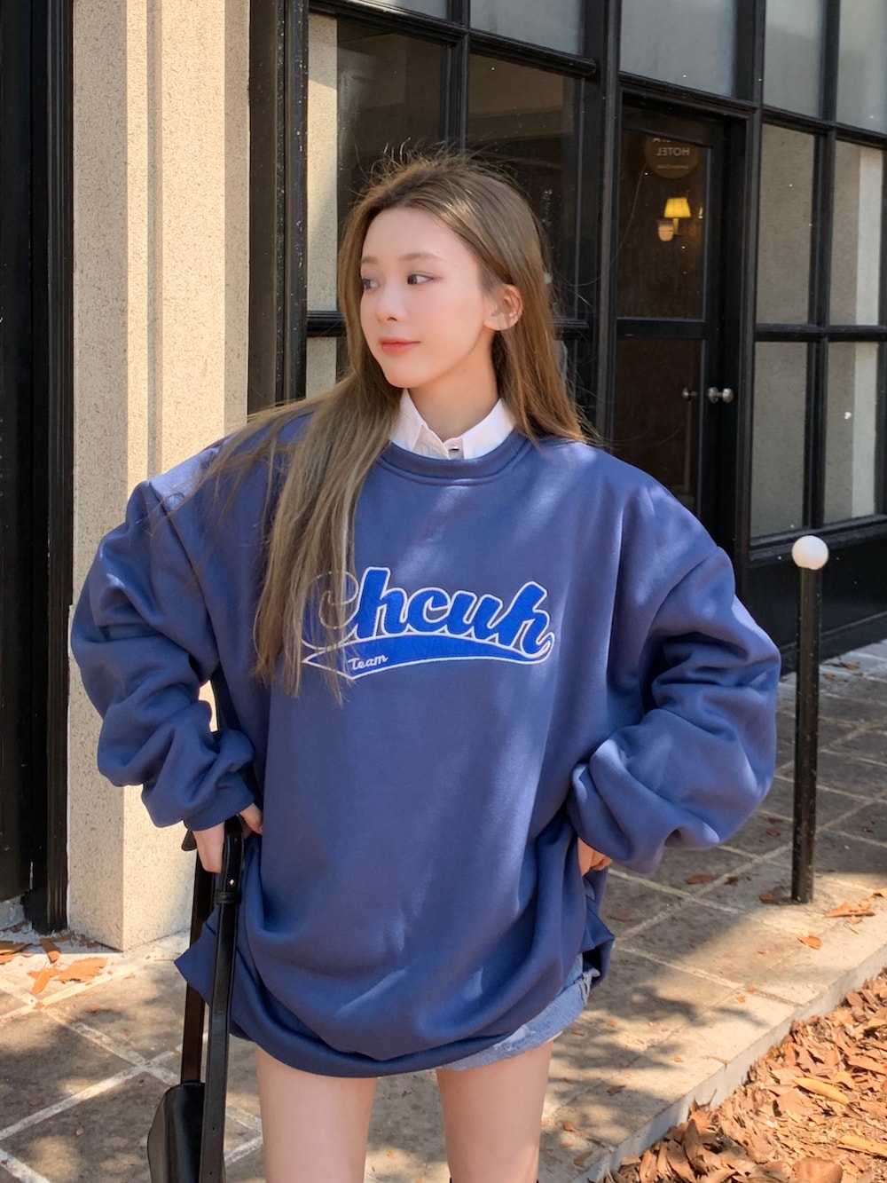 ブルー系のスウェットを着用したレディースの冬コーディネートの3枚目の写真