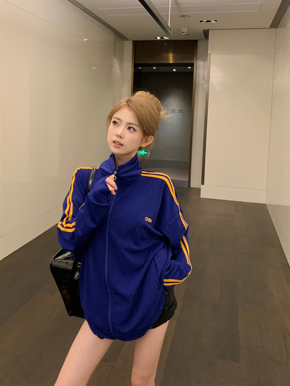 ブルー系のジャージを着用したレディースの秋コーディネートの2枚目の写真