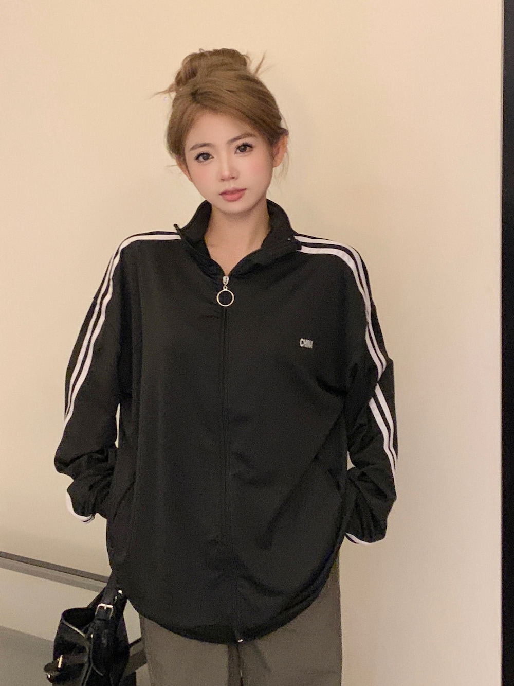 ブラック系のジャージを着用したレディースの秋コーディネートの2枚目の写真