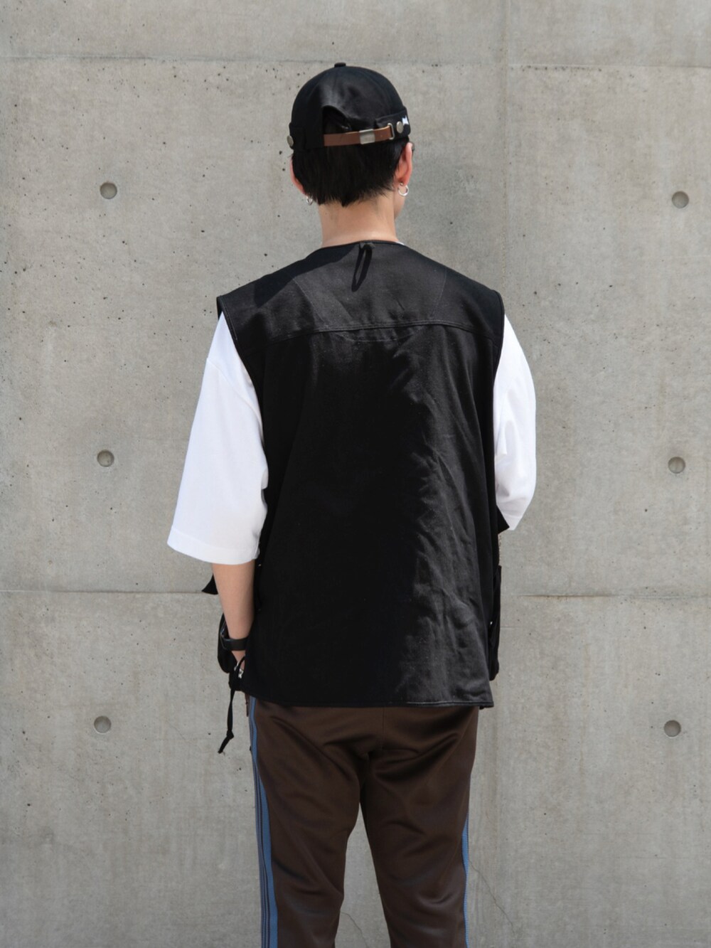 ブラック系のベストを着用したメンズの冬コーディネートの4枚目の写真