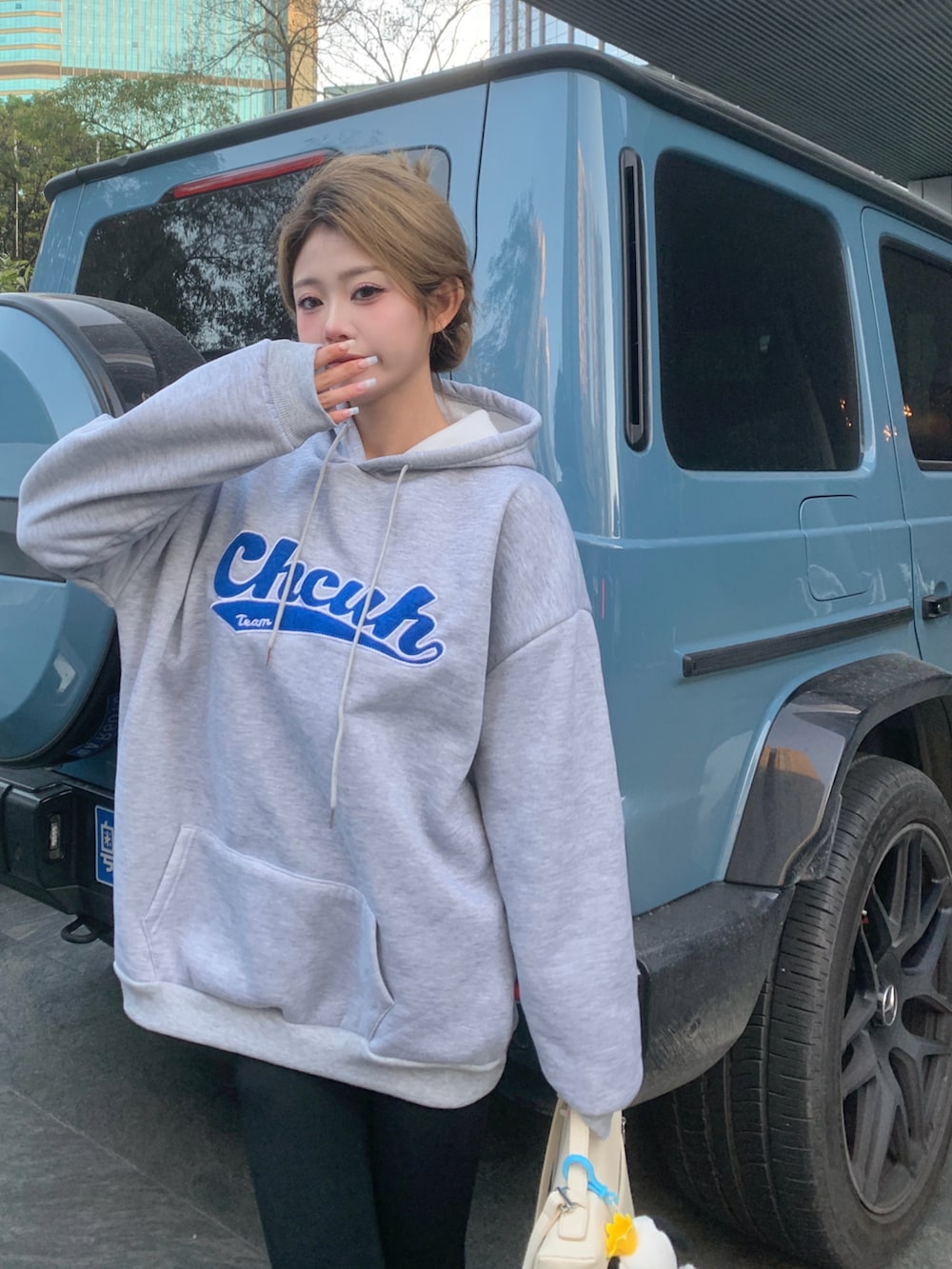 グレー系のパーカーを着用したレディースの冬コーディネートの2枚目の写真