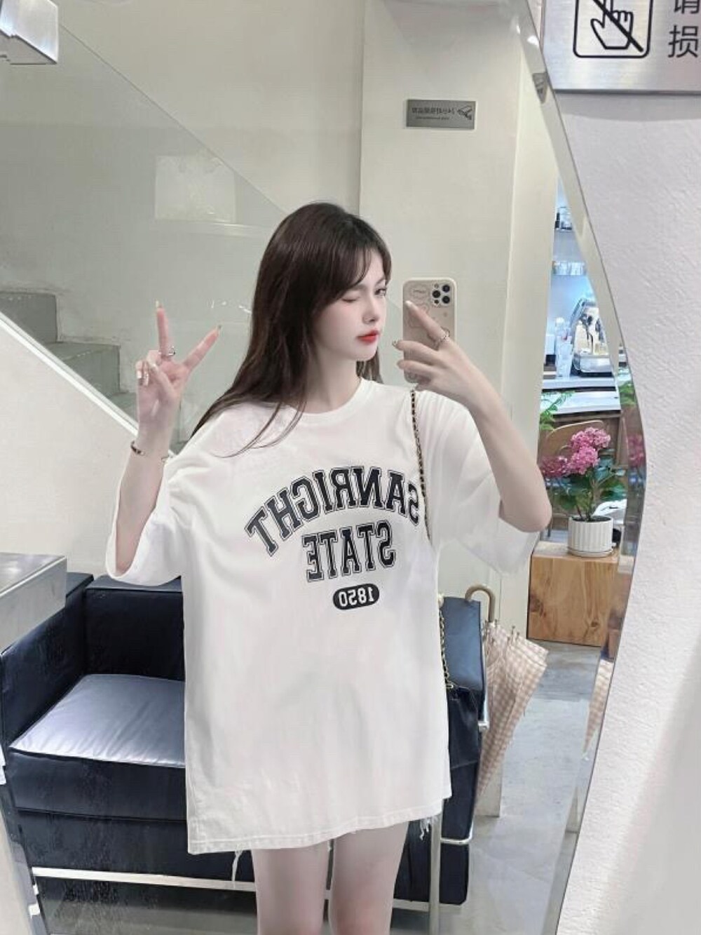 ホワイト系のTシャツ/カットソーを着用したレディースの夏コーディネートの4枚目の写真