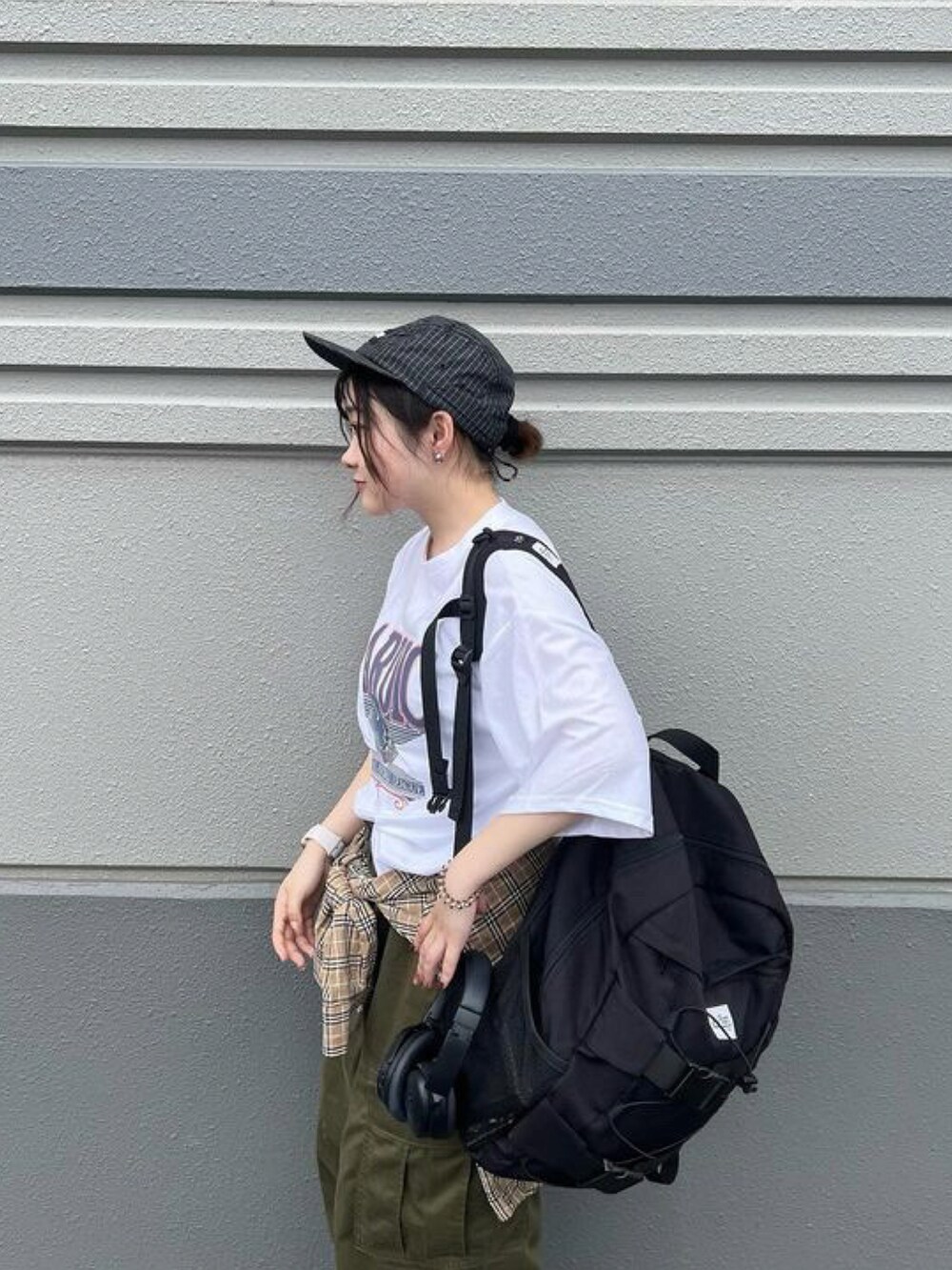 ホワイト系のTシャツ/カットソーを着用したレディースの夏コーディネートの2枚目の写真