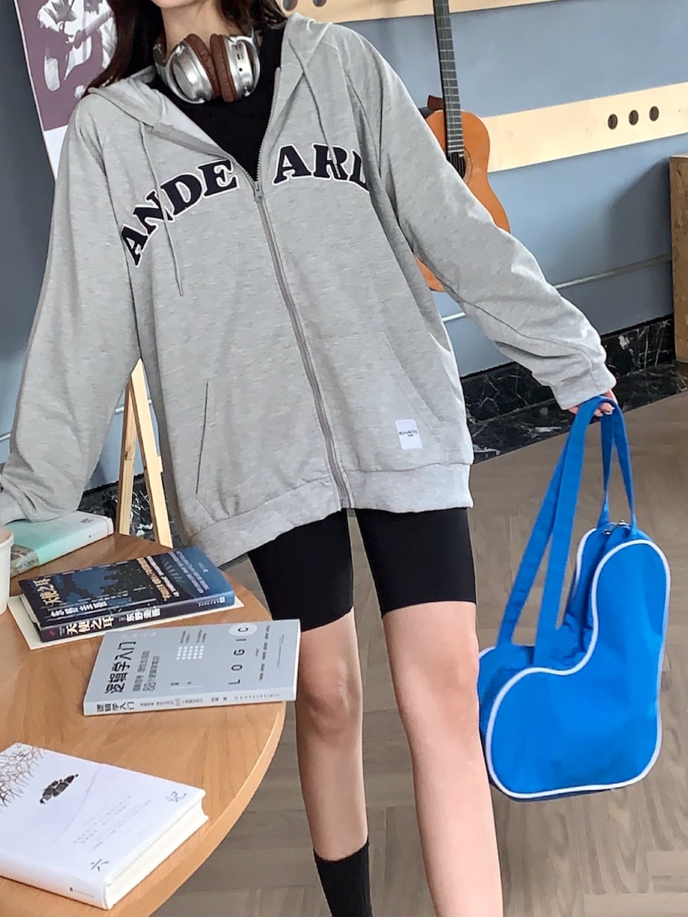 グレー系のパーカーを着用したレディースの冬コーディネートの4枚目の写真