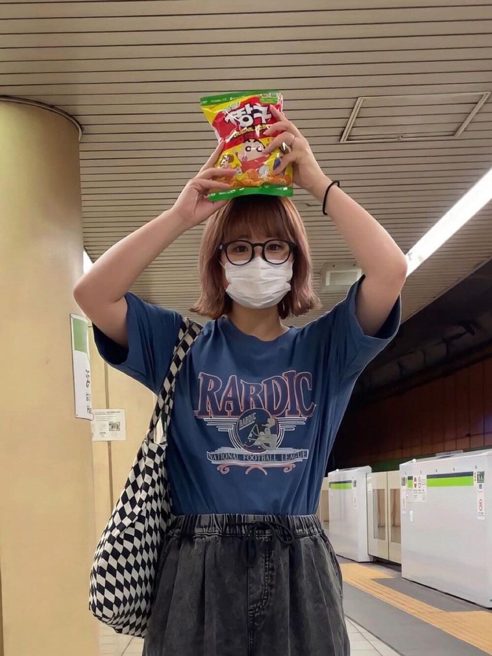 ブルー系のTシャツ/カットソーを着用したレディースの夏コーディネートの2枚目の写真