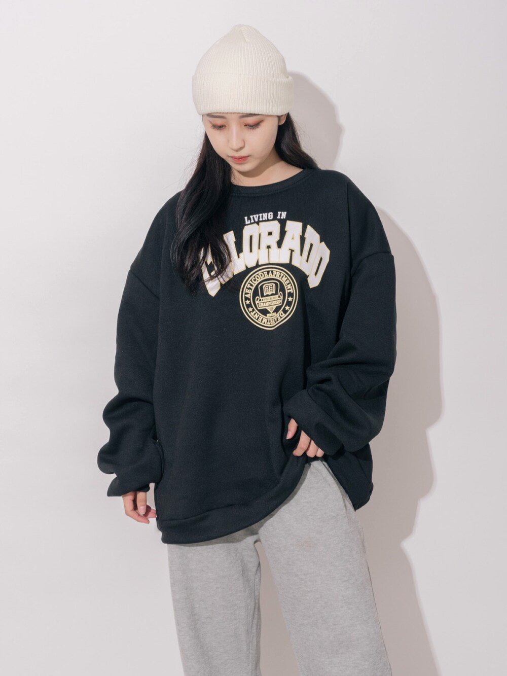 ブラック系のスウェットを着用したメンズの冬コーディネートの5枚目の写真