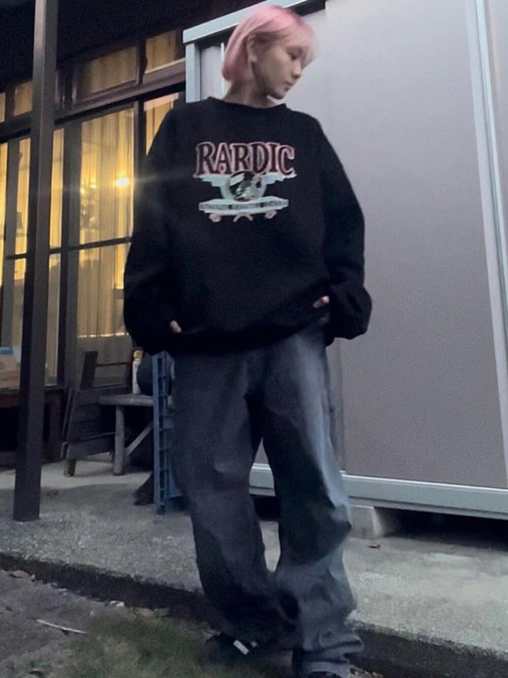 ブラック系のスウェットを着用したレディースの春コーディネートの2枚目の写真