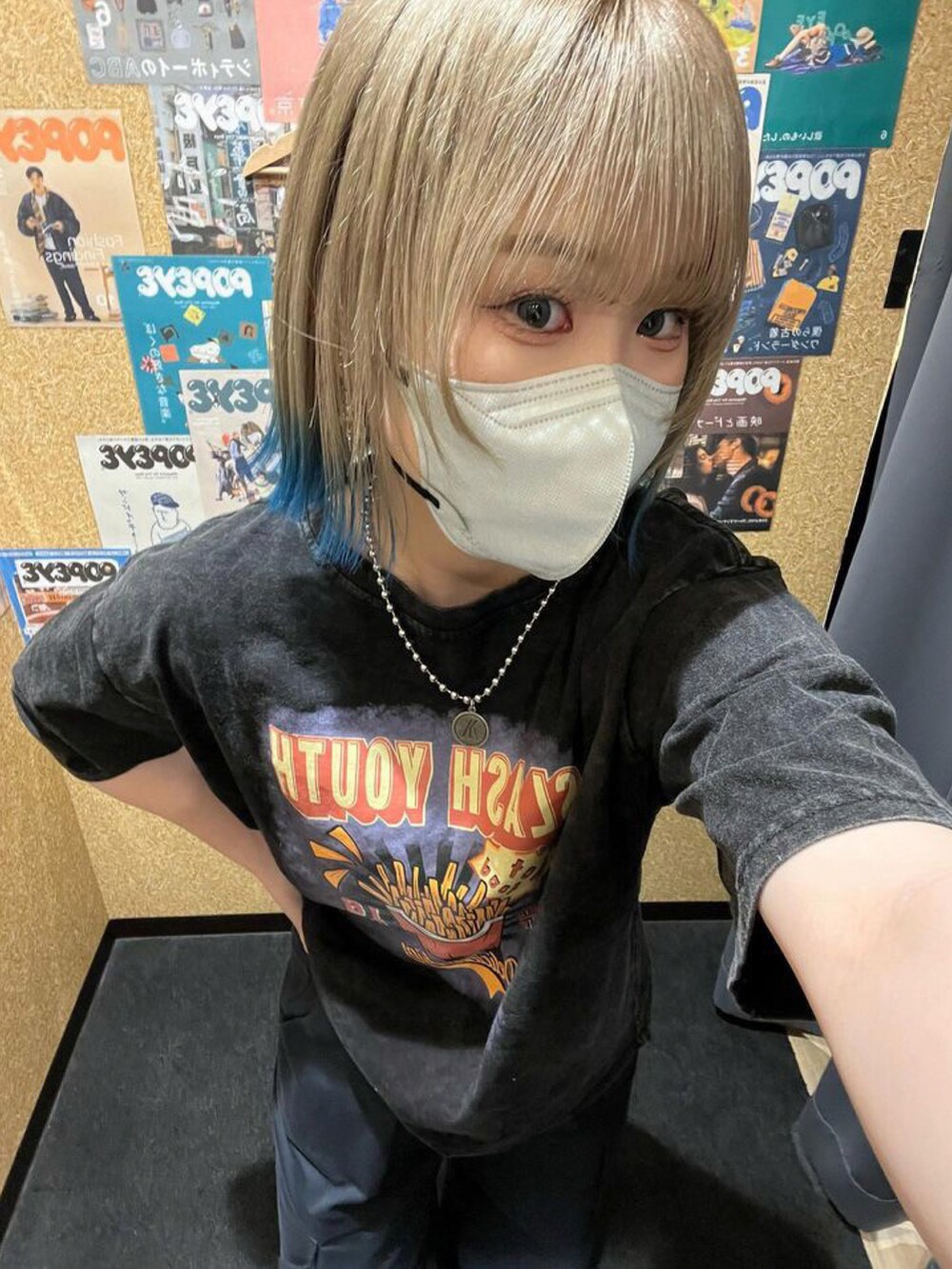 グレー系のTシャツ/カットソーを着用したレディースの春コーディネートの2枚目の写真