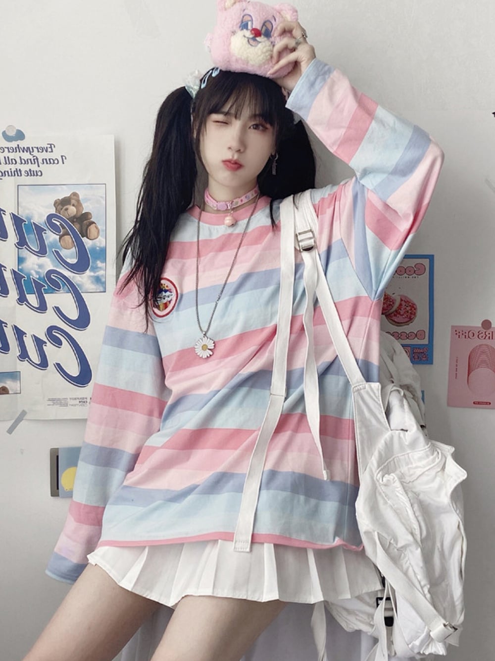 ピンク系のTシャツ/カットソーを着用したレディースの夏コーディネートの5枚目の写真