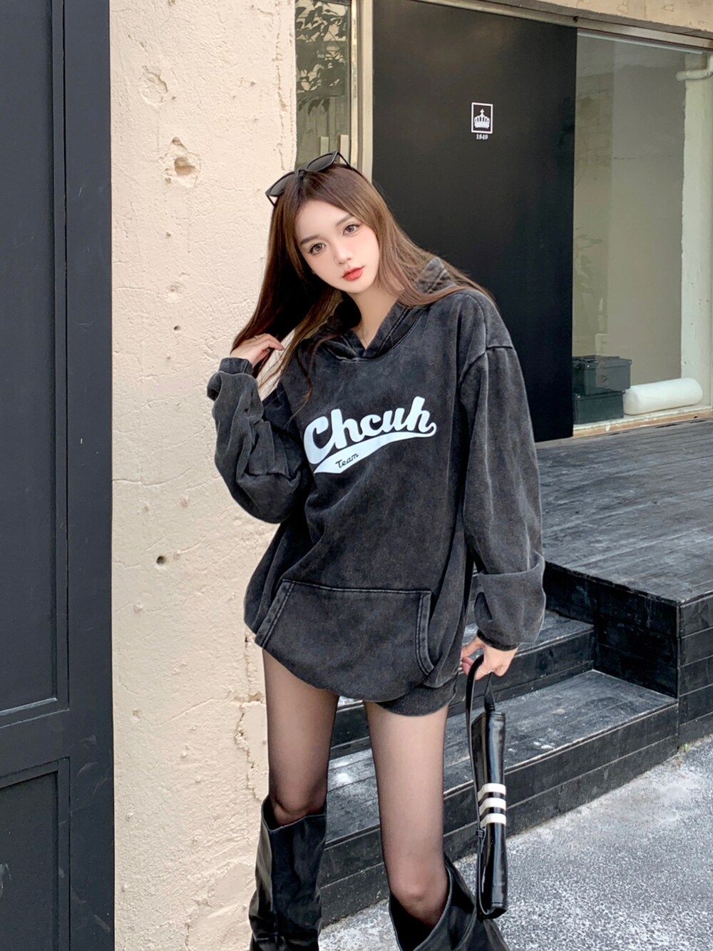 ホワイト系のパーカーを着用したレディースの秋コーディネートの3枚目の写真