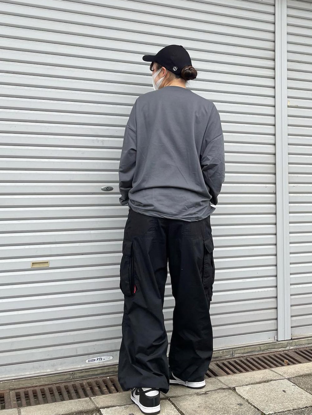 グレー系のスウェットを着用したレディースの冬コーディネートの3枚目の写真