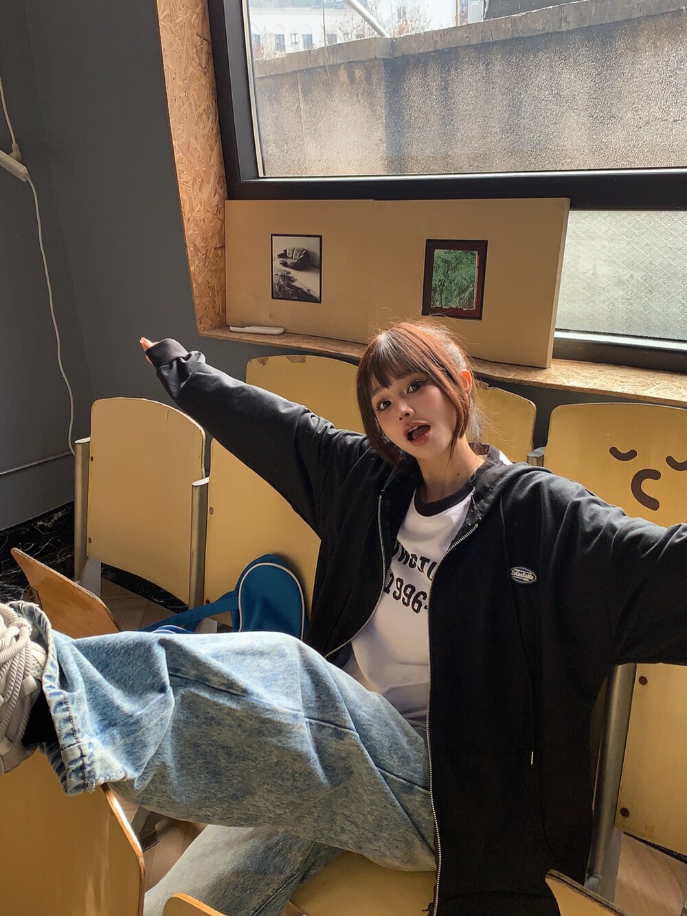 ブラック系のパーカーを着用したレディースの冬コーディネートの5枚目の写真