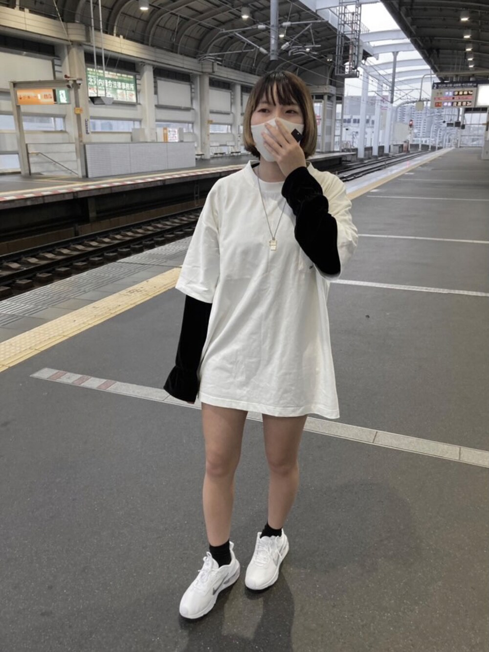 ホワイト系のTシャツ/カットソーを着用したレディースの春コーディネートの4枚目の写真