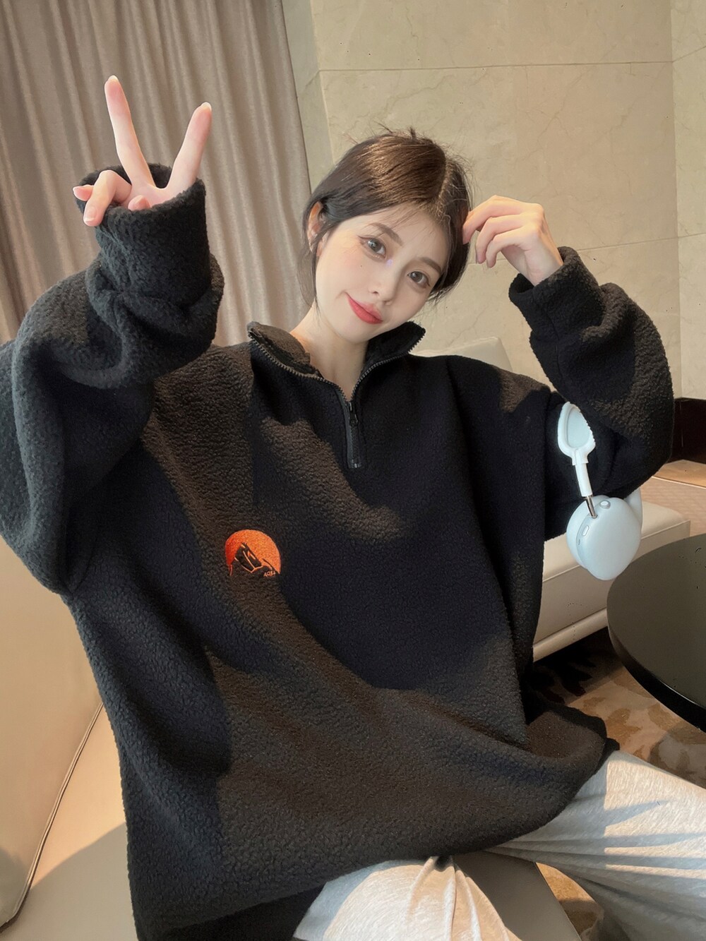 ブラック系のブルゾンを着用したレディースの秋コーディネートの5枚目の写真